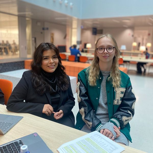 Lisa Alfaro och Linna Dahlström pluggar inför första tentan på Campus Albano.