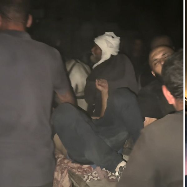 Människor samlas i mörker vid matutdelning i Netzarim i Gaza.