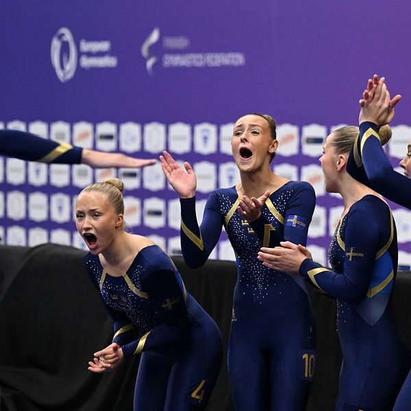 Greta Gustavsson och Ariel Nilsson jublar med lagkamrater efter EM-guld i truppgymnastik.