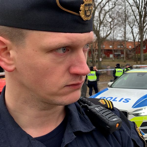 polis vid polisbil och avspärrning i Frölunda