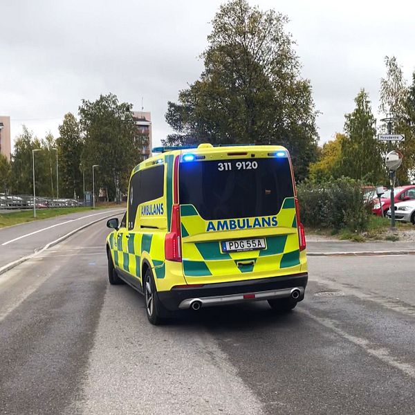 Till vänster bild på ambulans med blåljus, till höger bild på Stig Holmberg, verksamhetschef för ambulanssjukvården i region Norrbotten.