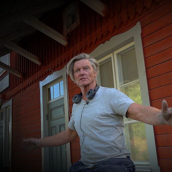 Man står vid gammal tågstation och flaxar med armarna, bredvid en bild på brandkår som försöker släcka en brand i Mölnbo utanför Södertälje