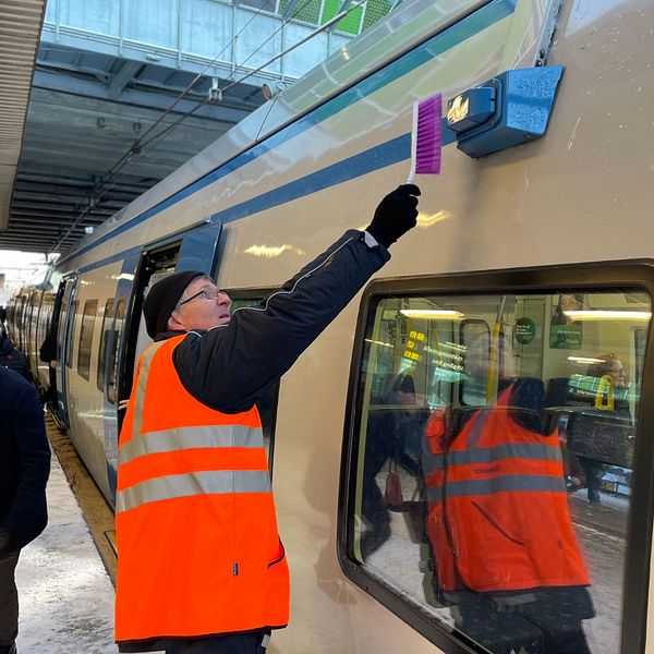 Rainer Andersson jobbade tidigare som tågvärd. Nu är hans arbete att knacka bort is från tågens övervakningskameror som inte klarar att hålla sikten fri när det snöar.