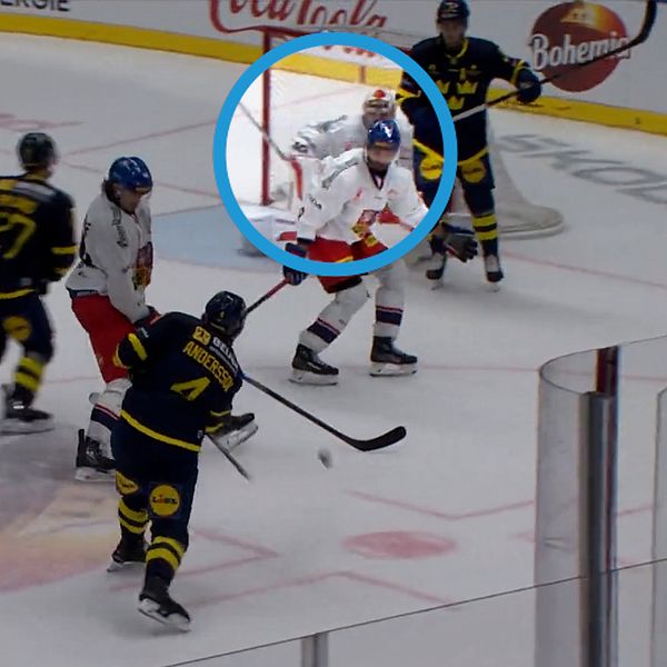 Delad bild. Till vänster: hockeymatch med målchans. Till höger: spelare i gulblå tröja.