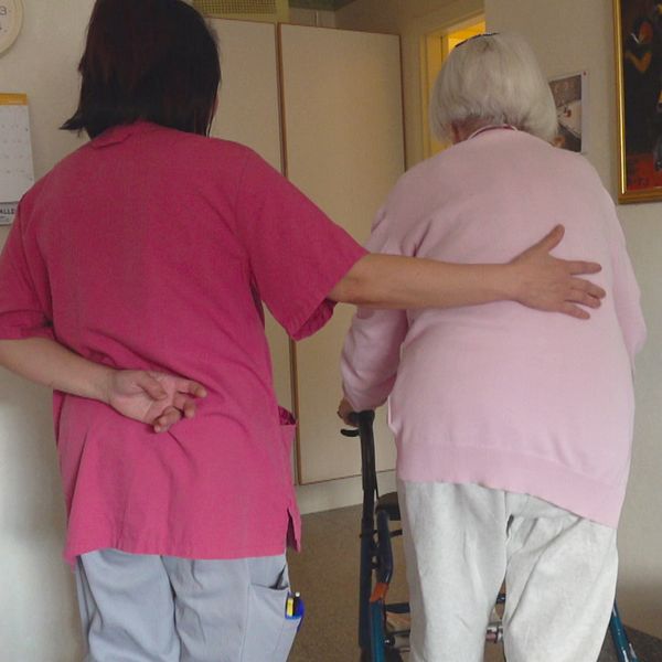 Tvådelad bild. Vänster: vårdare stödjer äldre kvinna. Höger: person i blå skjorta.