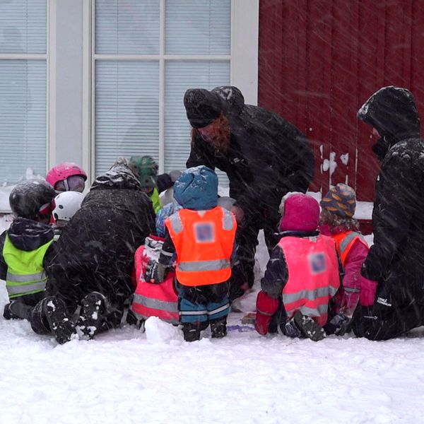 Tvåbild: Barn med förskolepersonal ute i snön och forskare med forskare i vinterjacka med tag