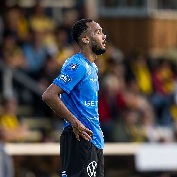 Delad bild. Vänster: fotbollsspelare i blå tröja på plan.
