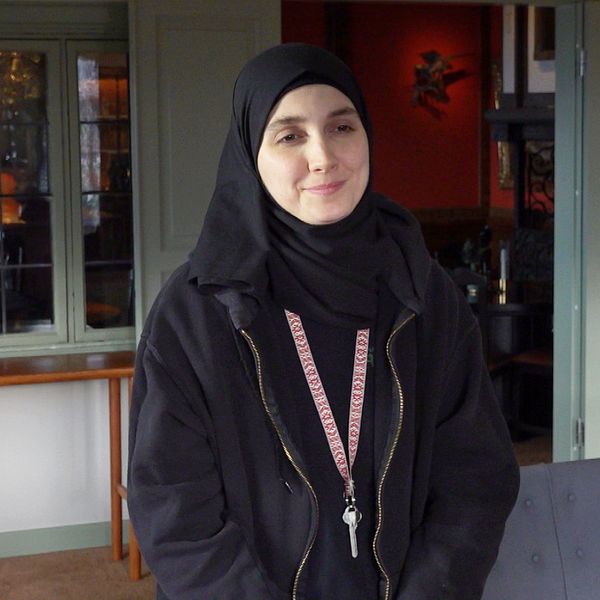 Dania Omar som syns till vänster är anställd på Green hotell. Till höger syns en mobilskärm där det står ”Fire alarm”