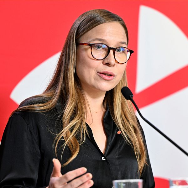Till vänster: Amalia Rud Pedersen framför Socialdemokraternas logga, Till höger: SVTs reporter Clara Alanko i riksdagen