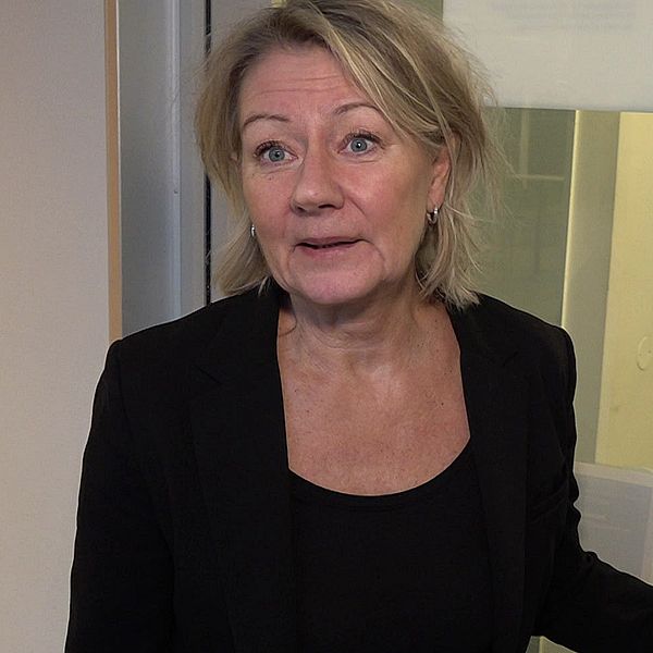 Arbetsförmedlare framför en dörr.