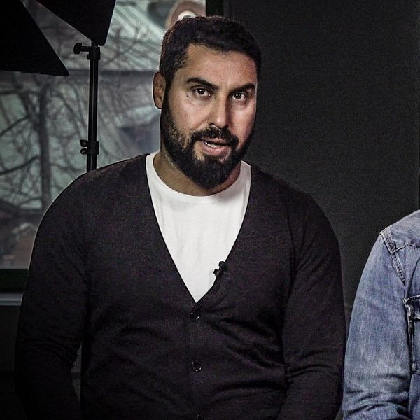 Reporterarna Kovan Alshawish och Johan Lundahl sitter framför två fönster på SVT:s redaktion i Falun