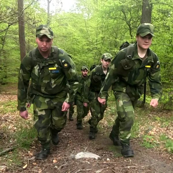 Tvådelad bild. Vänster: soldater i uniform vandrar i skog. Höger: närbild på soldat i uniform.