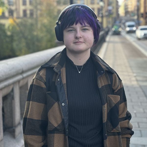 En delad bild som föreställer två olika scener. Den vänstra delen visar en person som står på en gata, iklädd en rutmönstrad jacka och hörlurar, med stadsmiljö i bakgrunden. Den högra delen visar en nära vy av en person som ligger på en säng med en hand som masserar sitt hår, omgiven av vanliga vardagsföremål som ett glas med dryck och en termometer.
