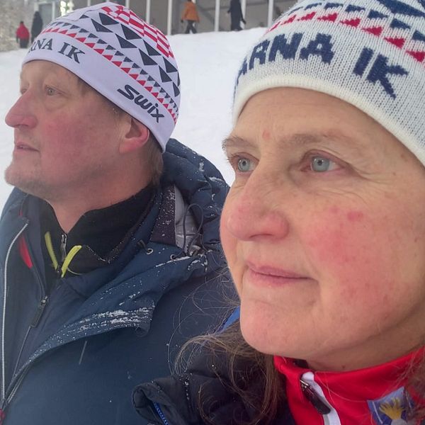 Till vänster: En mamma och en pappa blickar ut mot skidtävlingar med Åsarna IK-mössor. Till höger: En glad skidåkare skrattar in i kameran.