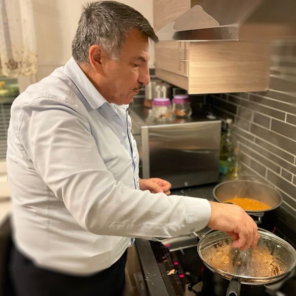 En man lagar mat i ett kök