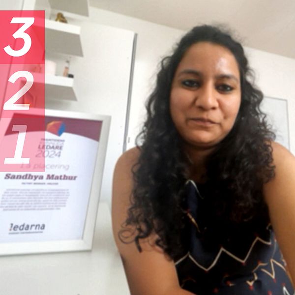 Sandhya Mathur, Framtidens kvinnliga ledare 2024, sitter i ett rum intill ett diplom från utmärkelsen.