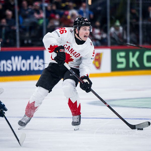 Delad bild. Till vänster: kanadensisk ishockeyspelare under match. Till höger: spelare intervjuas.