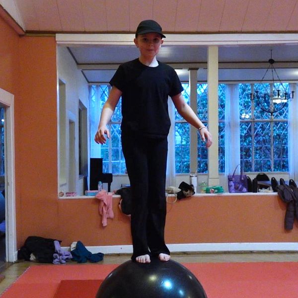 Tvådelad bild. Vänster: Pojke balanserar på stor boll. Höger: Flicka hänger uppochned, tränad av kvinna.