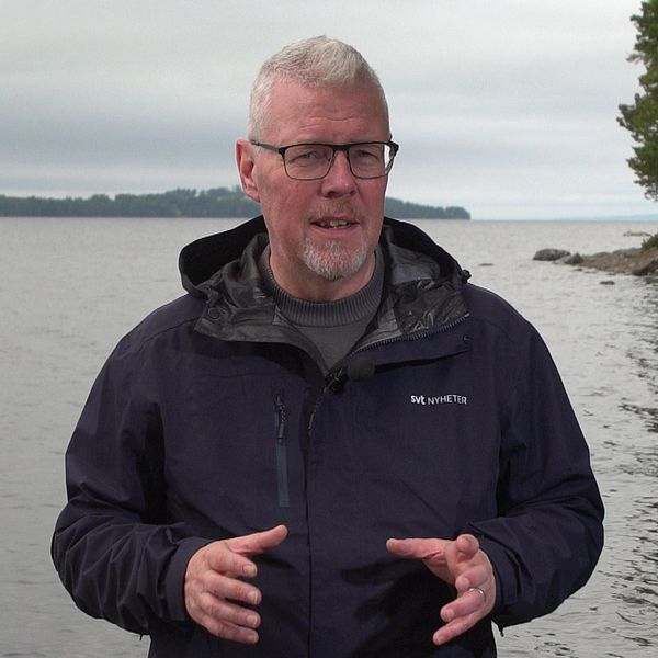 Till vänster är en bild på en man med kortklippt grått hår och mörkblå jacka och han står vid en stor sjö. Till höger är en bild på en fisk i en odlingskasse.