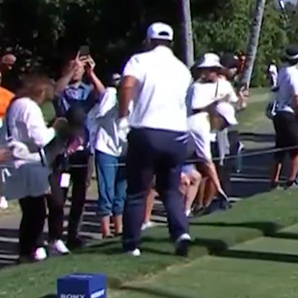 En delad bild som visar en golfturnering: till vänster syns en golfspelare som interagerar med en samlad publik, där flera som står i närheten tar bilder och hejar. Till höger visas en närbild av en man i golfkläder med en logotyp på sin keps.