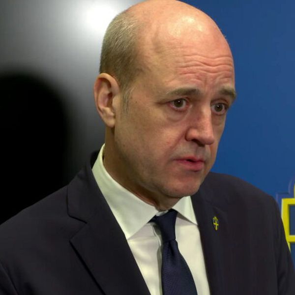 Fredrik Reinfeldt och polis