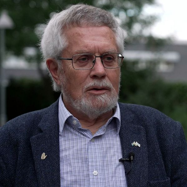 Lennart Rohdin, expert i frågor rörande Sveriges nationella minoriteter och minoritetsspråk, deltar i en SVT-intervju utomhus vid Finlands ambassad den 8 oktober 2024.