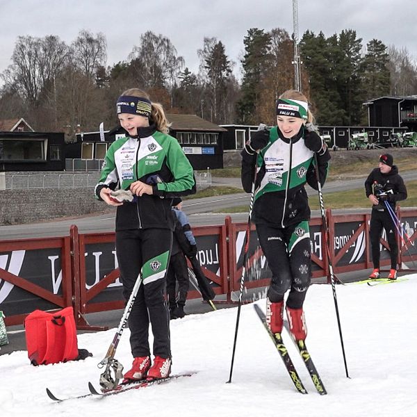 Den vänstra delen visar två flickor i färgglada kläder som förbereder sig för träning på snö. Den högra sektionen visar en närbild på elitåkaren Calle Halfvarsson med skidkläder och solglasögon, stående vid en sportanläggning.