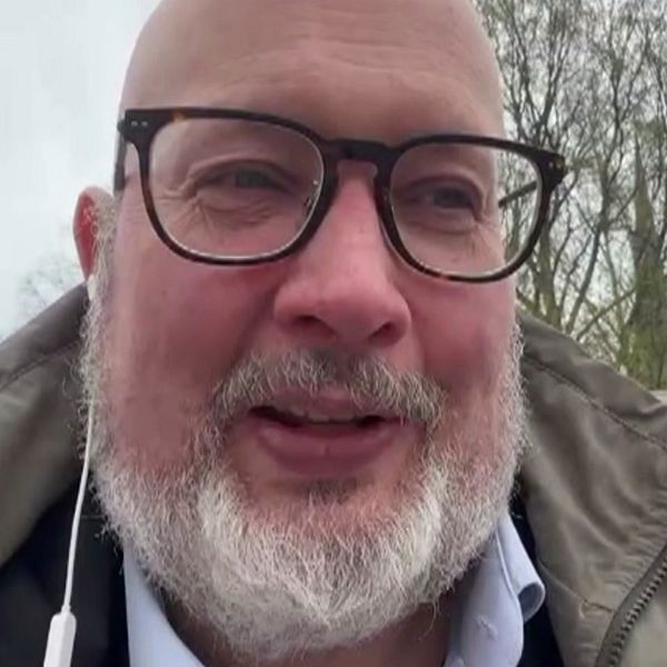 Tvådelad bild. Till vänster utomhusmiljö med träd. Till höger person vid teknisk utrustning.