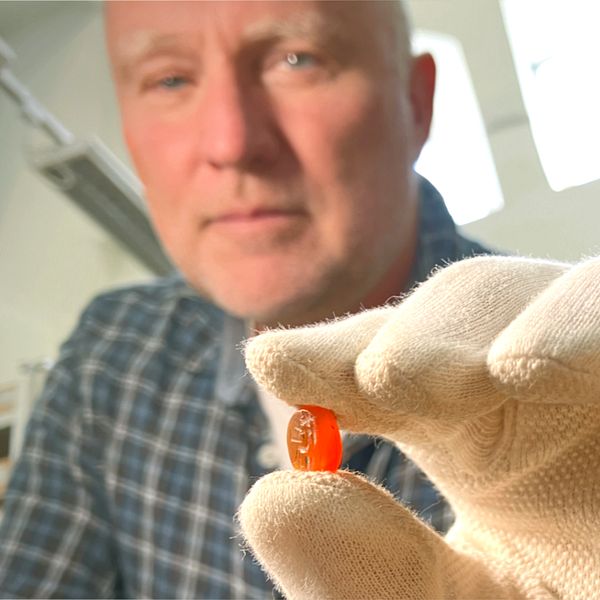Christop Kilger håller ädelstenen mellan fingrarna.
