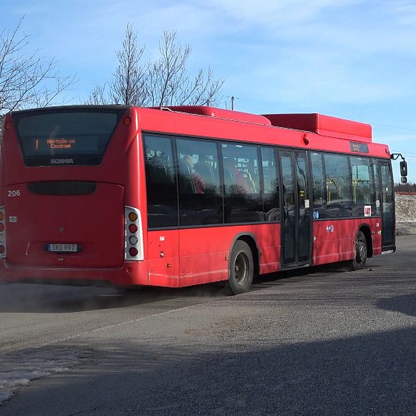 En LLT-buss och Luleås kommunalråd Fredrik Hansson, socialdemokrat.
