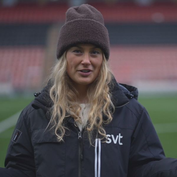 Konstgräset på Behrn Arena med synliga skarvar och revor på planen.