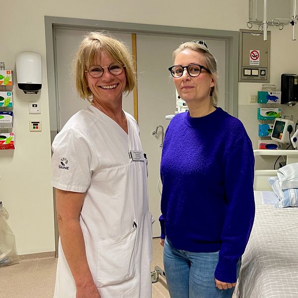 Helén Berthelsson och Lina Behm står i en Iva-sal på Centralsjukhuset Kristianstad.