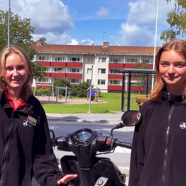 Freja och Alva vid en moped