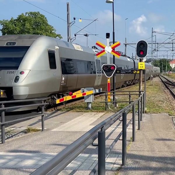 Mikael Löthstam (S) kommenterar Trafikverkets beslut om Ostkustbanan vid järnvägsspår.