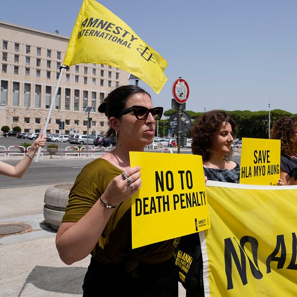 Demonstranter från Amnesty protesterar mot dödsstraffet