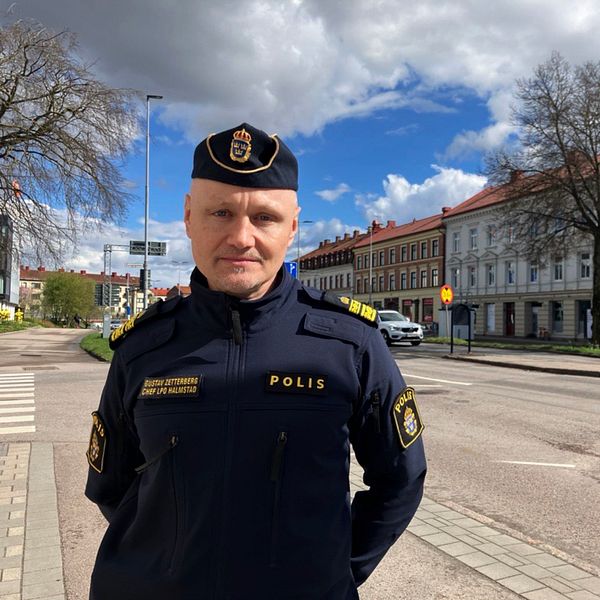 polischef i Halmstad Gustav Rosén Zetterberg står framför platsen där polisen blev påkörd