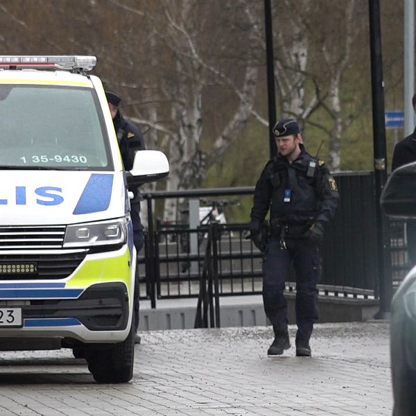 Polis utanför Attunda tingsrätt i Sollentuna