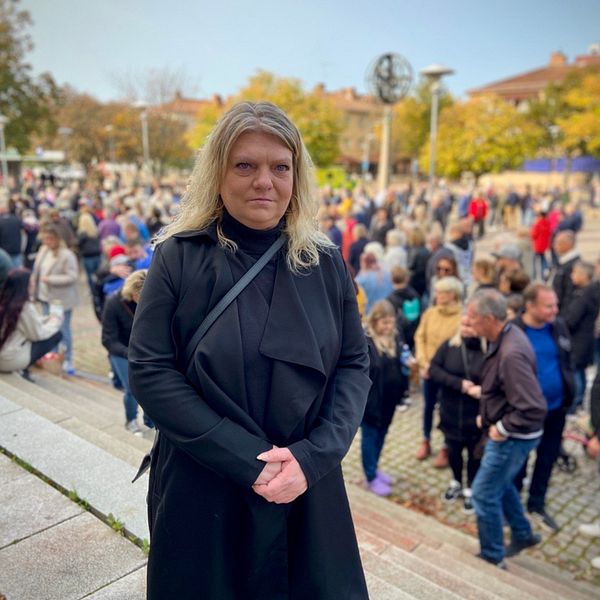 I bild till vänster: Sara Palovaara står svartklädd på Järntorget i Sandviken med en stor samling människor i bakgrunden. I bild till höger: Farhad Hosseini och Abbe Gundle placerar marschaller mellan Järntoget och puben.