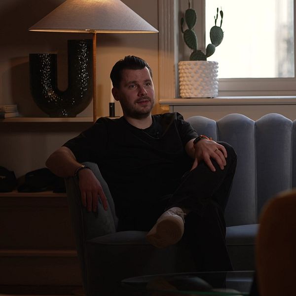 Oliver Molander intervjuas i vardagsrumsmiljö.