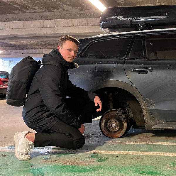 Linus Wannebro sitter vid sin bil som blivit bestulen på däcken.