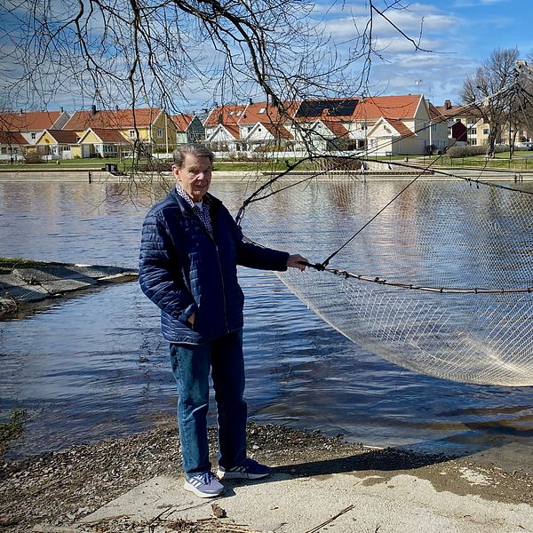 Man som håller ett fiskenät.