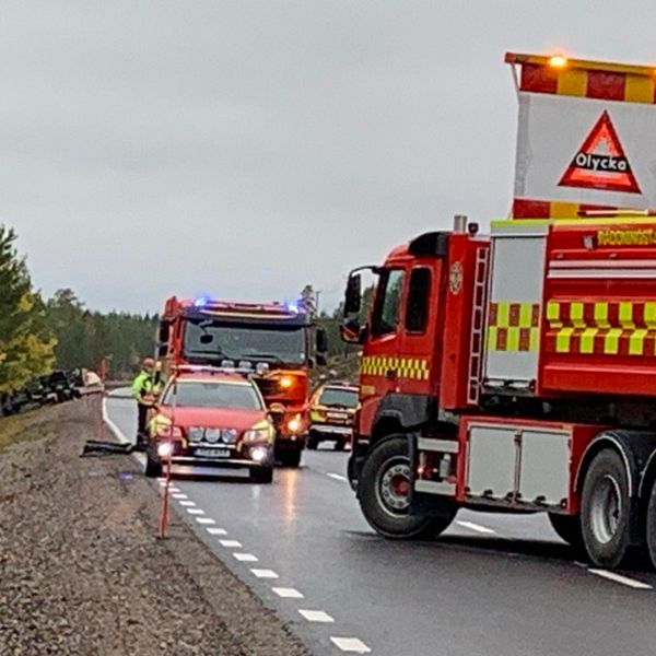 Flera bilar från räddningstjänsten vid den avspärrade platsen på riksväg 95 utanför Arvidsjaur.