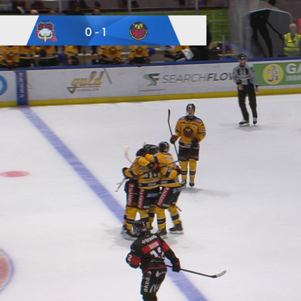 Luleåspelare firar hockeymål efter lång måltorka mot motståndarlaget på isen.