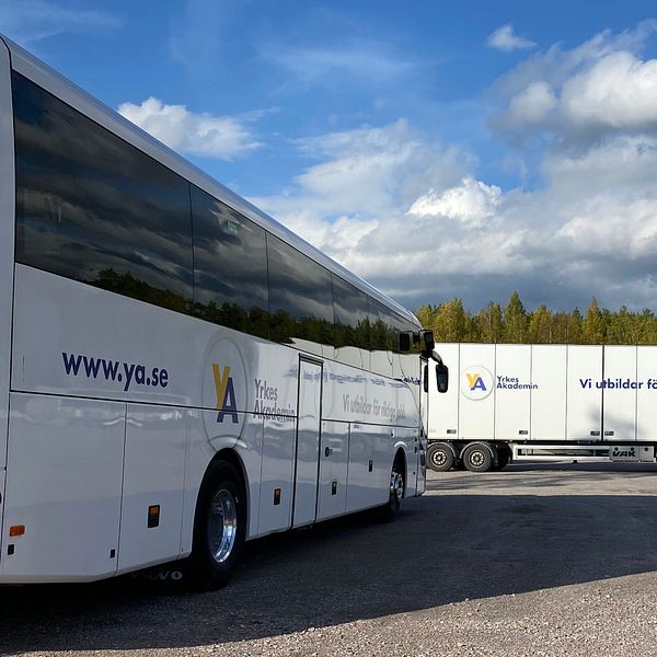 Bussar med Yrkesakademins logga