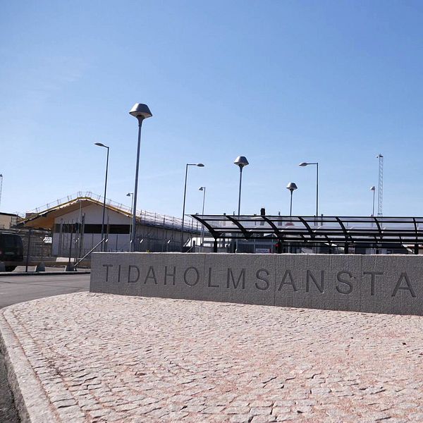 Entré till Tidaholmsanstalten med skylt och byggnader i bakgrunden.