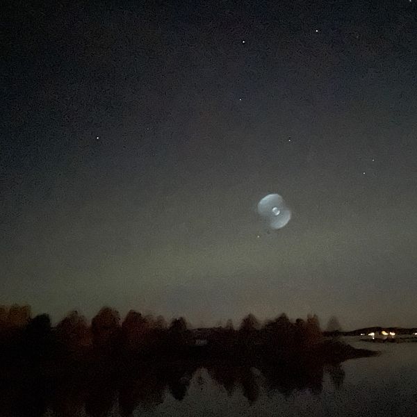 En vy av en stjärnklar himmel med en klar, cirkulär ljusformation i mitten. Fotot är taget 2021 när Jennie Roslund såg ett ljusfenomen i Älvsbyn.