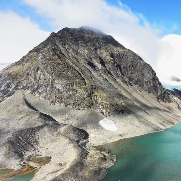 Kebnekaise fotograferat ovanifrån från en helikopter.