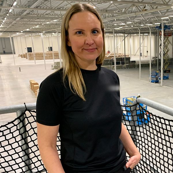 Lykos logistikchef Anna Persson står i tomma lagerlokaler.