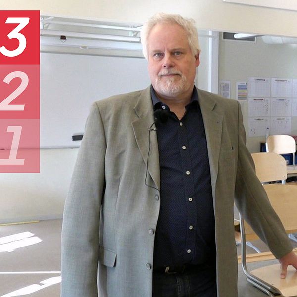 Joakim Graffner, rektor, står i ett tomt klassrum på Mariefreds skola. Han vilar handen på en stol som står uppställd på en bänk.