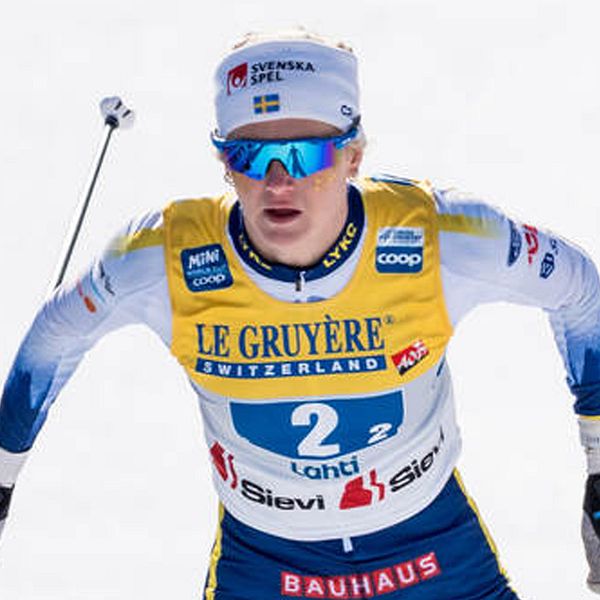 Tvådelad bild. Vänster: Skidåkare i tävlingsdräkt. Höger: Närbild av Sveriges pannband.